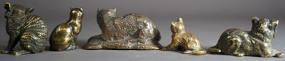 null 
322- Ensemble de cinq chats en bronze Fin XIXème - Début XXème H : 4,5 cm (x...