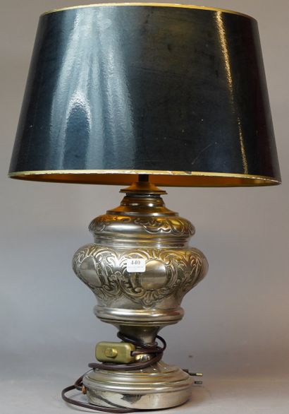 null 440- Lampe en métal repoussé