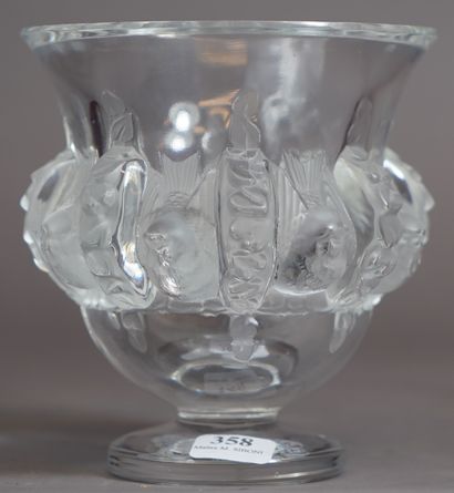 null 358- LALIQUE France Vase en verre moulé décoré d'une frise de mésanges et coeurs...