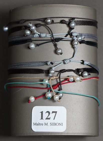 null 127- Lot de neuf petits bracelets lacets ornés de perles blanches