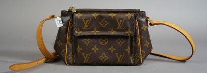 null 
369- Louis VUITTON Petit sac bandoulière en toile monogrammée et cuir modèle...