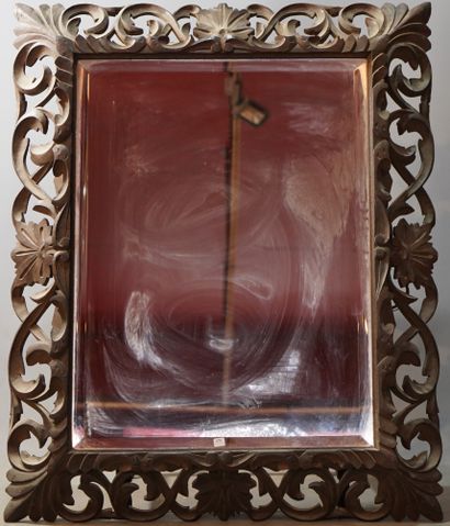 null 470- Miroir biseauté, cadre en bois sculpté 112 x 90 cm