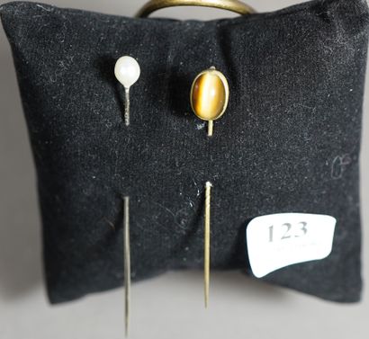 null 123- Epingle de cravate en or gris ornée d'une petite perle poire (peut-être...