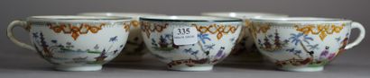 null 335- Cinq tasses en porcelaine anglaise à décor japonisant Présence de cheveux...