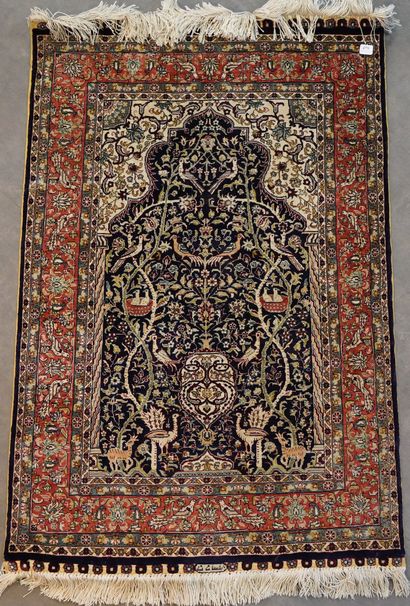 null 479- Tapis persan en laine et soie à décor de fleurs et oiseaux 93 x 61 cm