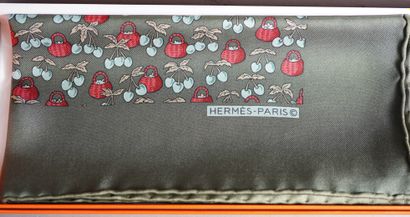 null 374- HERMES Paris Pochette en soie à décor de cerises dans sa boîte