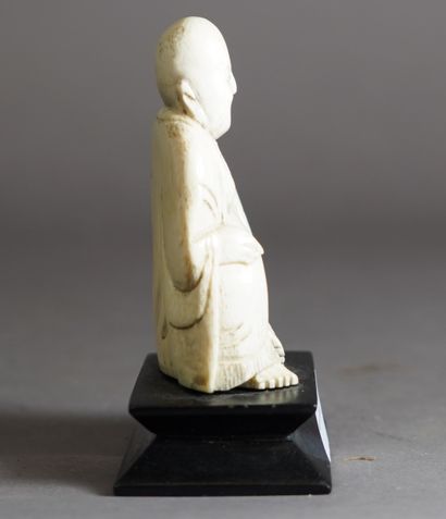 null 321- Bouddha en ivoire sur son socle Circa 1900 H : 7,5 cm (sans le socle)