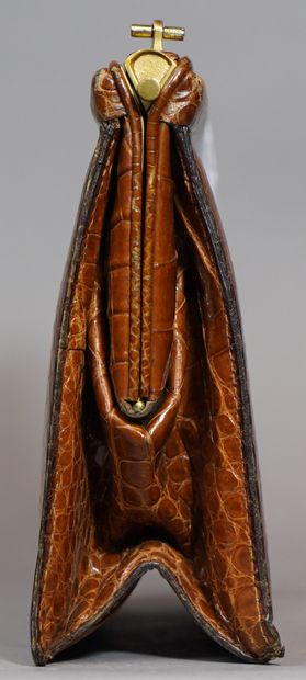 null 359- Deux sacs en cuir noir imitation croco à bandoulière et sac MORABITO (anse...