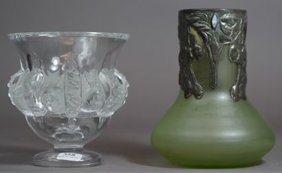 358- LALIQUE France Vase en verre moulé décoré...