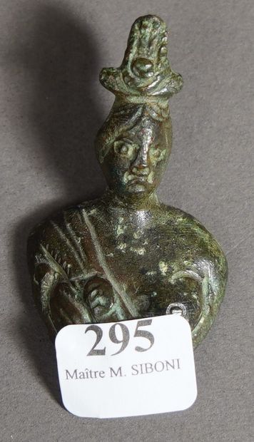 null 295- Applique en forme de buste d'Isis Bronze à patine marron lisse (usure)...