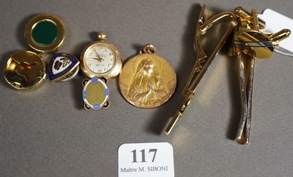 117- Lot de bijoux fantaisie en métal doré...