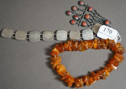 null 170- Gourmette en argent (Pds : 15 g), pendentif en corail et bracelet en ambre...