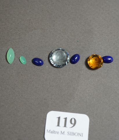 null 119- Lot de pierres sur papier : aigue-marine ronde (env. 3,7 ct), citrine ronde...