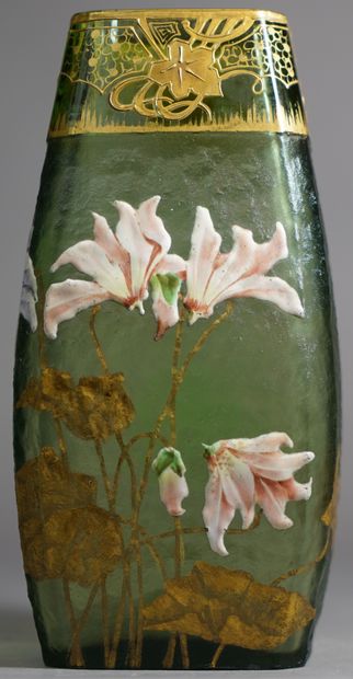 null 419- MONTJOIE Vase en verre multicouche à décor de fleurs (petits chocs sur...