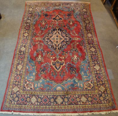 null 483- Tapis persan à décor stylisé, fond rouge 355 x 206 cm