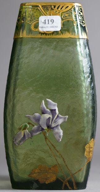 null 419- MONTJOIE Vase en verre multicouche à décor de fleurs (petits chocs sur...