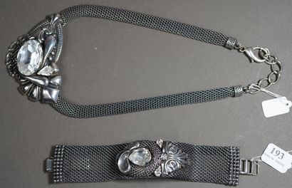 null 193- MONY ART, Italie Parure en métal argenté et pierres blanches : collier...