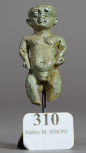 null 
310- Amulette représentant Patèque Faïence verte Pieds manquants EGYPTE, Basse...