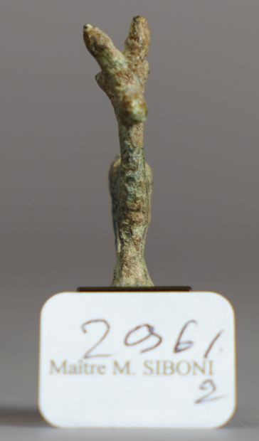 null 296- Lot comprenant une figurine de taureau sur un socle quadripode Bronze à...