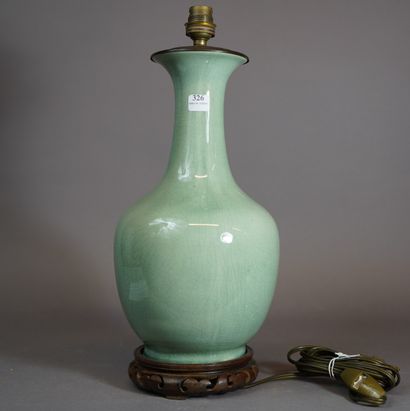 326- Vase en porcelaine verte monté en lampe...