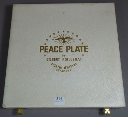 null 314- Gilbert POILLERAT ''Peace plate'' Plat rond en cristal gravé à décor d'une...