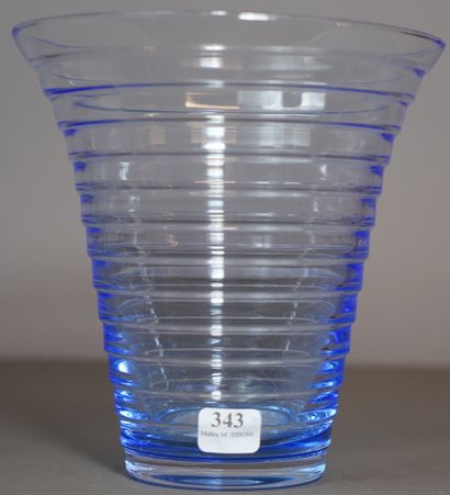 
343- Alvar Aalto Vase en verre teinté bleu...