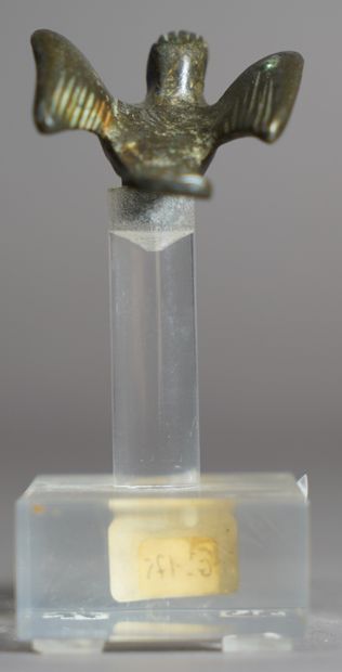 null 304- Oiseau en bronze patiné L : 5,5 cm