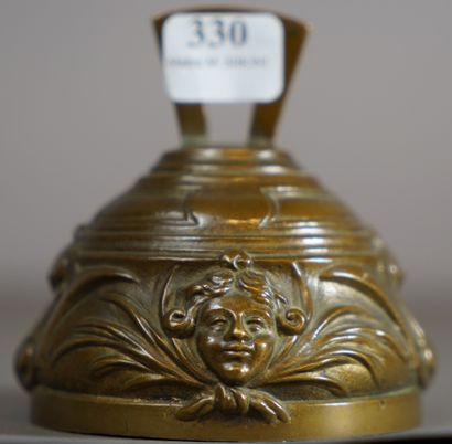 null 330- Cloche en bronze à décor de visage H : 7,5 cm