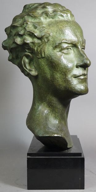 null 313- Ecole Années 30 Tête de jeune homme Bronze. Socle en marbre 34 x 27 cm...