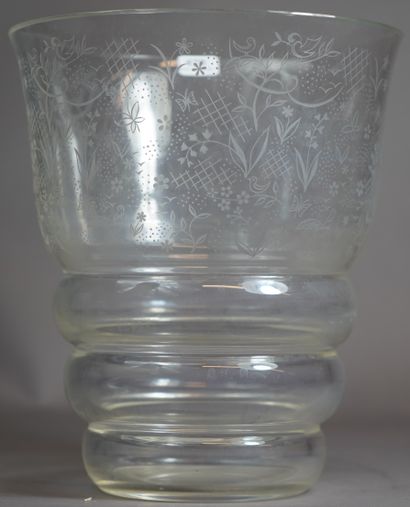 null 
428- Baccarat 

Vase en cristal à décor de fleurs H : 22 cm
