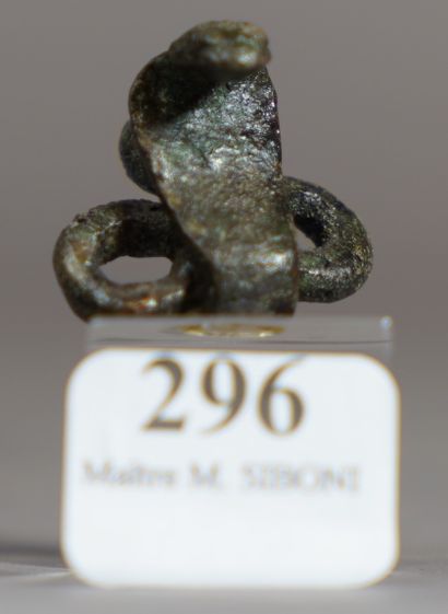 null 296- Lot comprenant une figurine de taureau sur un socle quadripode Bronze à...