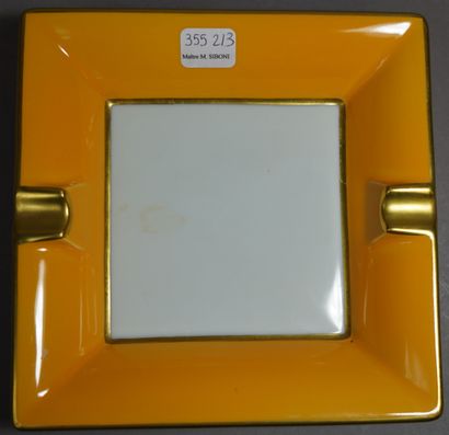 null 355- Deux cendriers en porcelaine, l'un carré à liseré jaune et l'autre orné...