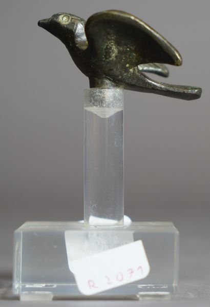 null 304- Oiseau en bronze patiné L : 5,5 cm