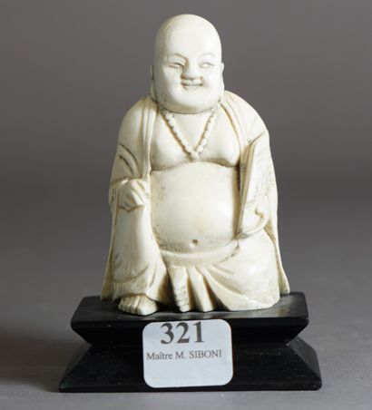 321- Bouddha en ivoire sur son socle Circa...