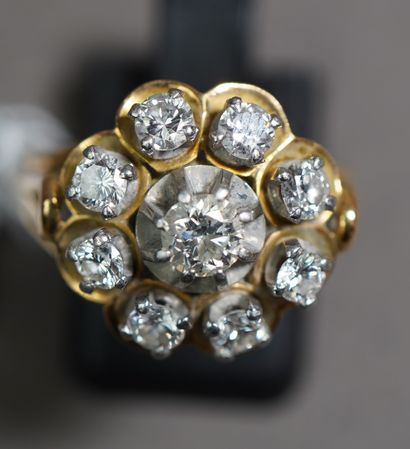 null 108- Bague Dôme en or jaune et or gris sertie d'un diamant dans un entourage...