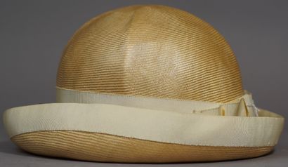 null 361- Lot de deux chapeaux : l'un en paille beige orné d'un gros grain et l'autre...