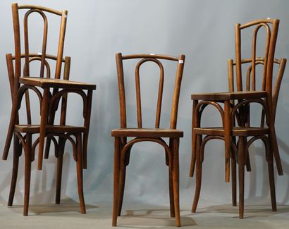 null 462- Suite de cinq chaises en bois dans le goût de Thonet