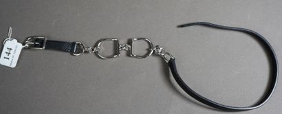null 144- Anonyme Bracelet en cuir noir orné d'étriers en métal argenté