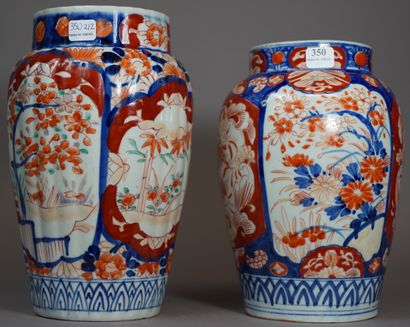 350- IMARI Deux vases en porcelaine à décor...