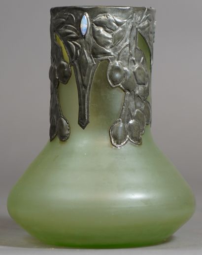 null 358- LALIQUE France Vase en verre moulé décoré d'une frise de mésanges et coeurs...