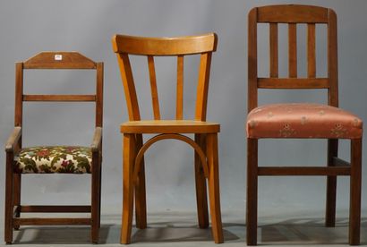null 442- Fauteuil d'enfant (H : 60 cm) et deux chaises
