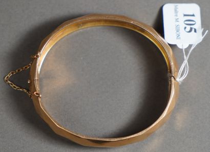 null 105- Bracelet articulé en or jaune à décor de losanges Pds : 14,85 g
