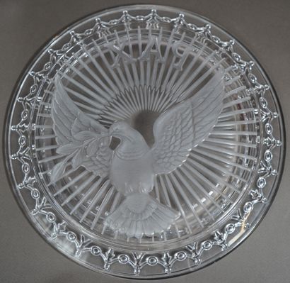 null 314- Gilbert POILLERAT ''Peace plate'' Plat rond en cristal gravé à décor d'une...