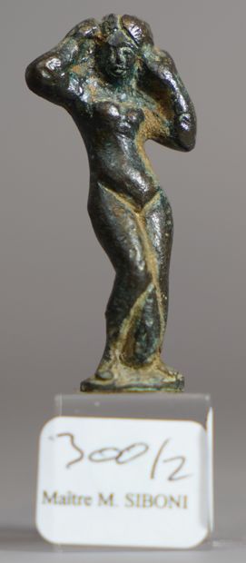 null 300- Statuette de Vénus anadyomène impudique Bronze à patine, cirée et usée...