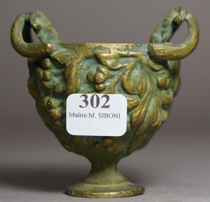 302- Petite vasque à anses en bronze à décor...