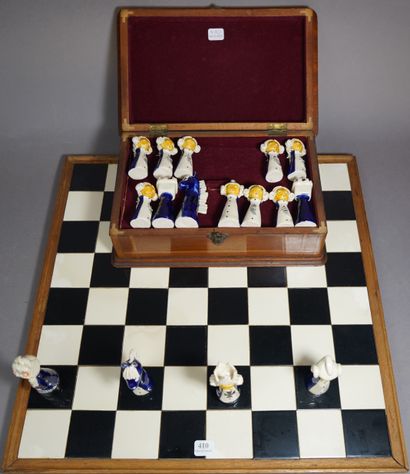 null 410- Jeu d'échecs avec pions en céramique, dans un coffret