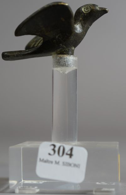 304- Oiseau en bronze patiné L : 5,5 cm