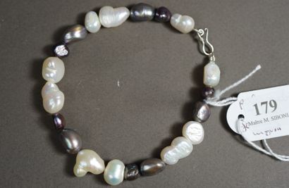null 179- Bracelet de perles de Tahiti Mabé Fermoir argent