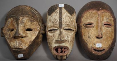 423- Trois masques africains en bois pol...