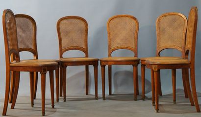 null 450- Table ovale de salle à manger en bois de placage et six chaises cannée...
